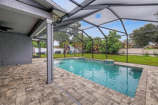 Building Photo - 606 Royal Crest Dr