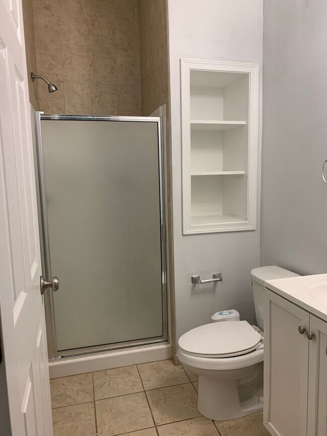 Building Photo - Amazing Studio Apartment located in Univer...