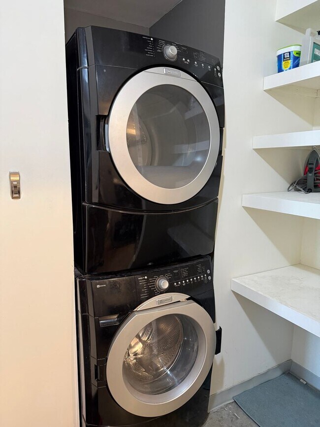 Building Photo - 1 Bedroom Fully Furnished Gem*