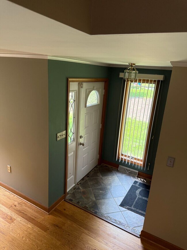 Building Photo - 1531 E Strohm Dr