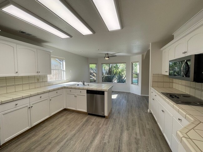 Building Photo - Beautiful South West Visalia home Near El Diamante school with a pool!!