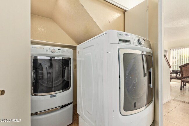 Building Photo - 501 E Topeka Dr