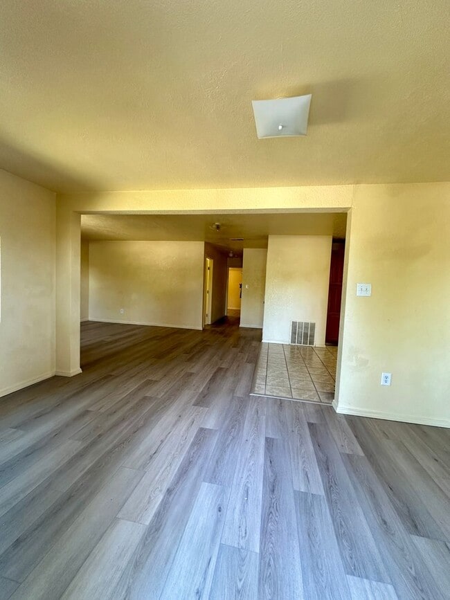 Building Photo - 3 Bedroom Home Ready to Rent