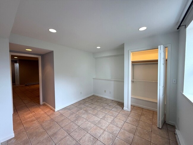 Building Photo - UPDATED BRIGHT 1500/ft 3BR/2BR+Bonus+1GR H...