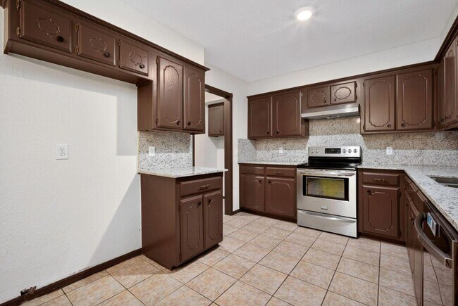 Building Photo - 742 W Juniper Dr
