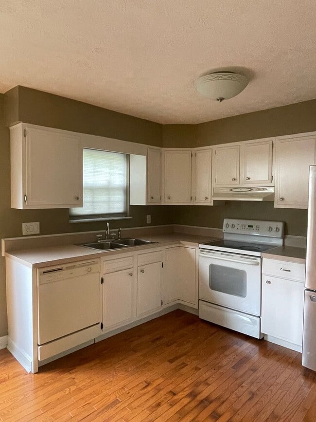 Building Photo - Three Bedroom Townhome