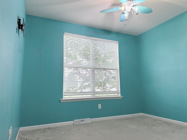 Building Photo - Spacious 3 Bed, 2 Bath Home in Desirable P...
