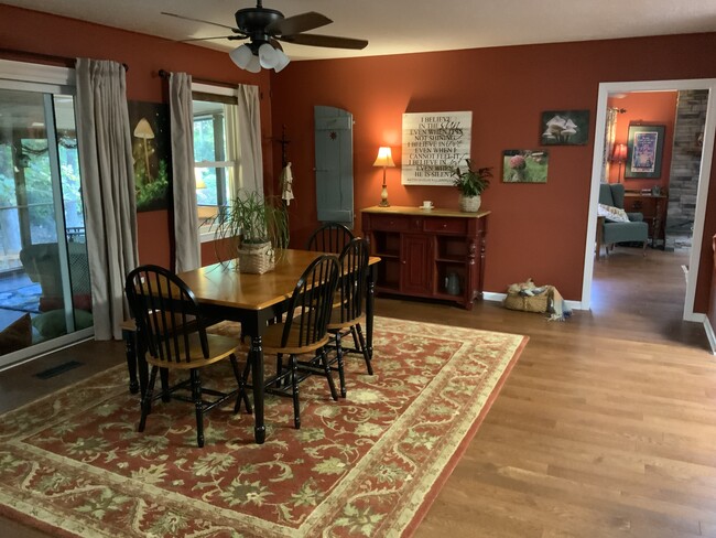 Dining Area - 123 Nob Hill Rd