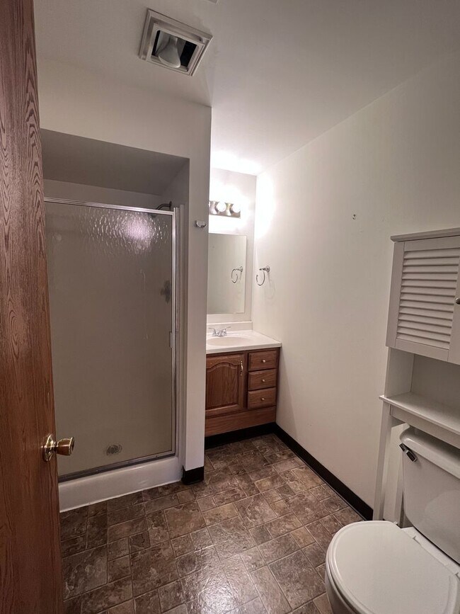 Building Photo - Three Bedroom Duplex in Rockford!