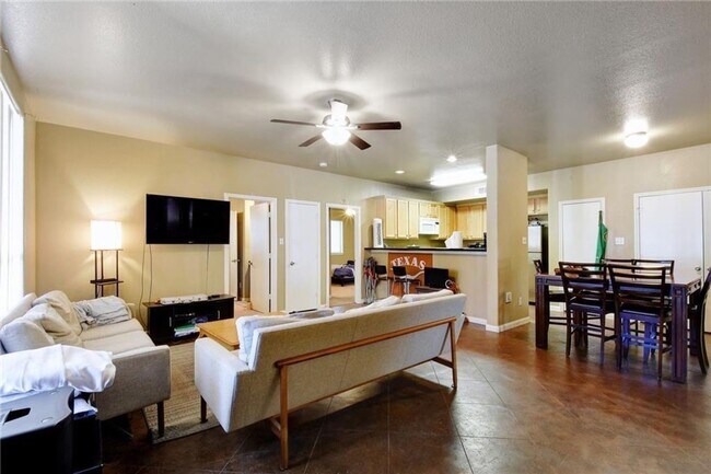 Building Photo - 4X2 Condo Less than $900/Bedroom for August