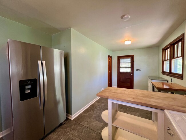 Building Photo - 3 Bedroom, 1 Bath, Nice Backyard!