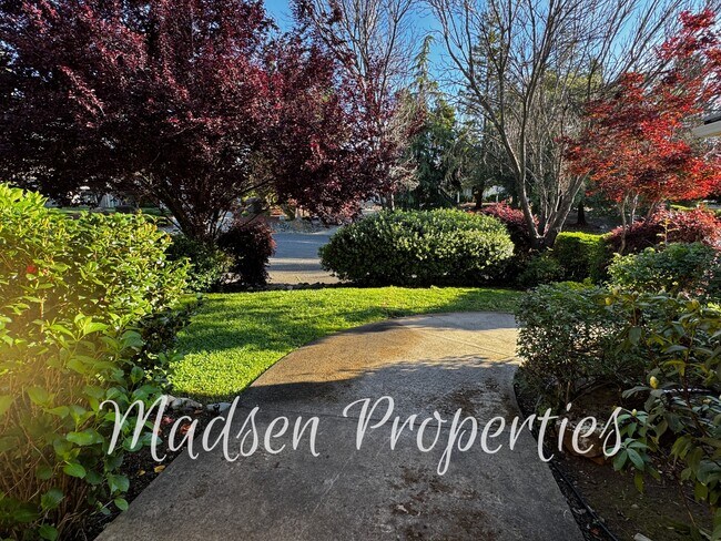 Building Photo - 121 Hart Ln