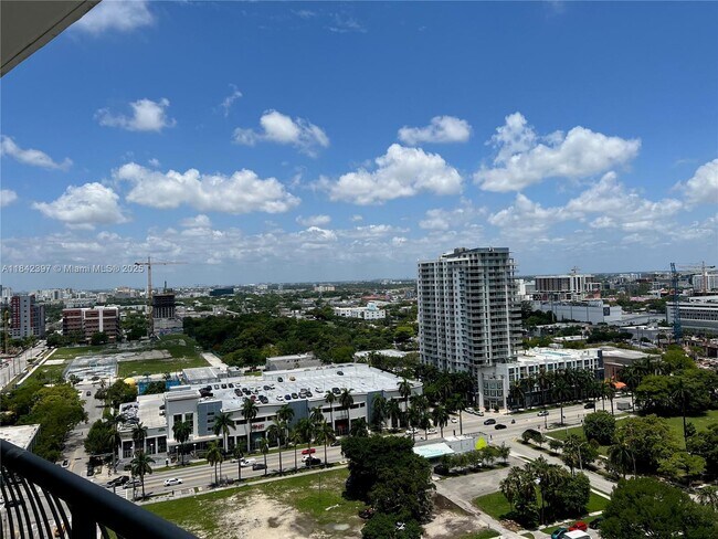 Building Photo - 1750 N Bayshore Dr