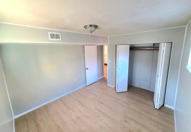 Building Photo - 2 Bed 1 Bath in Edgewater!