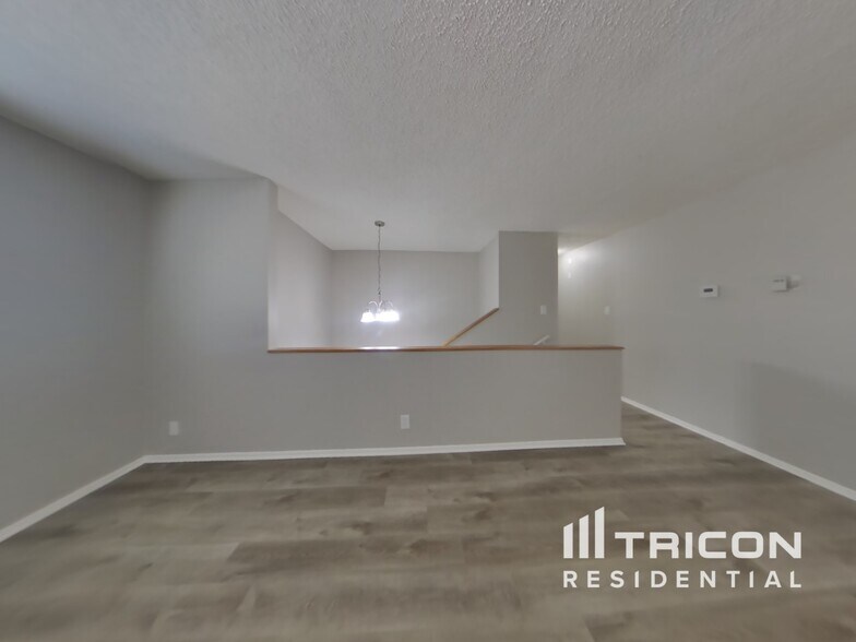 Building Photo - 1725 Hiawatha Dr NE