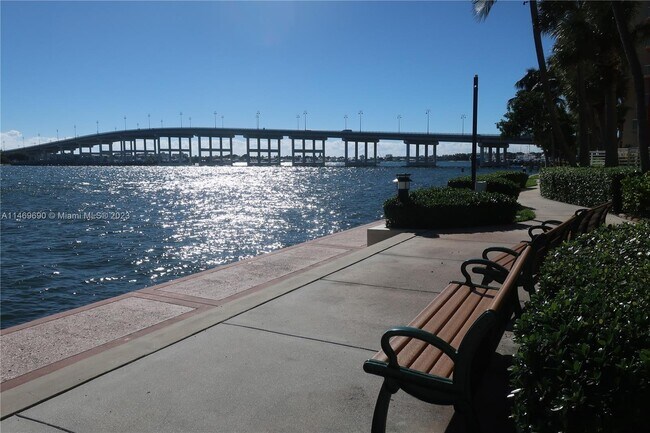 Building Photo - 2650 Lake Shore Dr