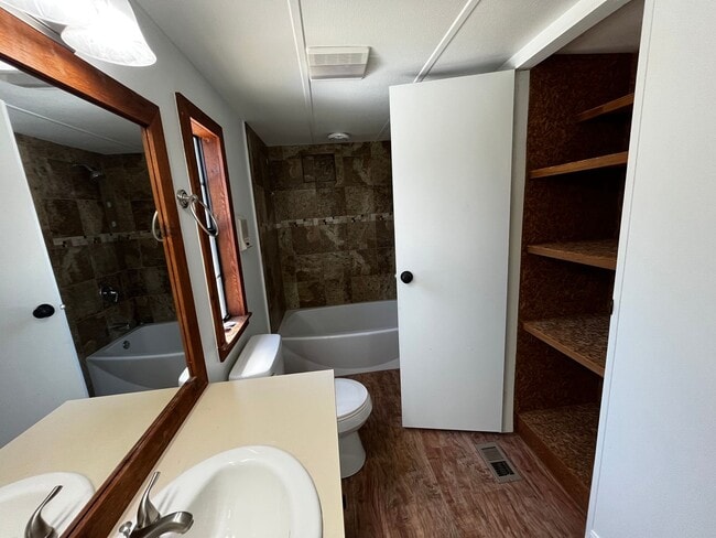Building Photo - Newly Renovated Small 2BR w/Den Guest House