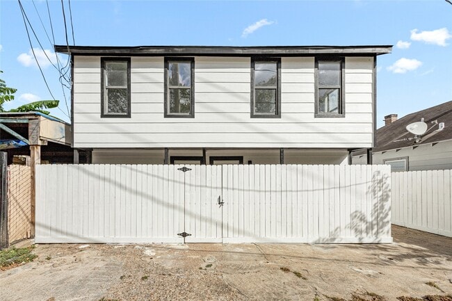 Primary Photo - 3229 Holman St