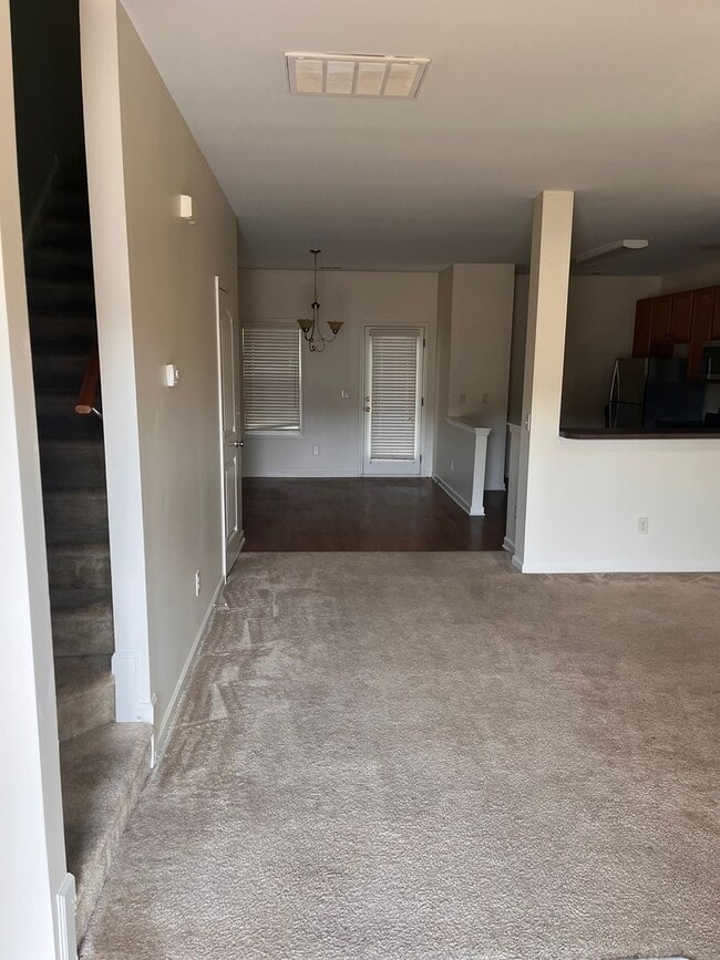 Building Photo - Beautiful 3 bedroom 2.5 baths Townhouse