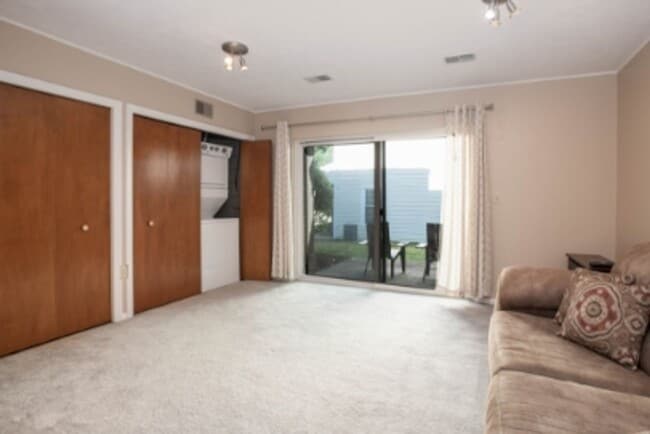 Building Photo - 804 Fairways Dr