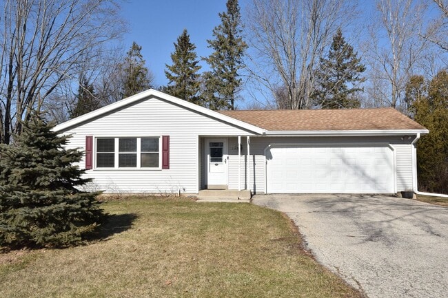 Primary Photo - Furnished Mequon 4 bedroom ranch