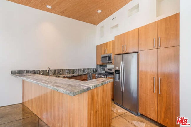 Building Photo - 2452 Penmar Ave