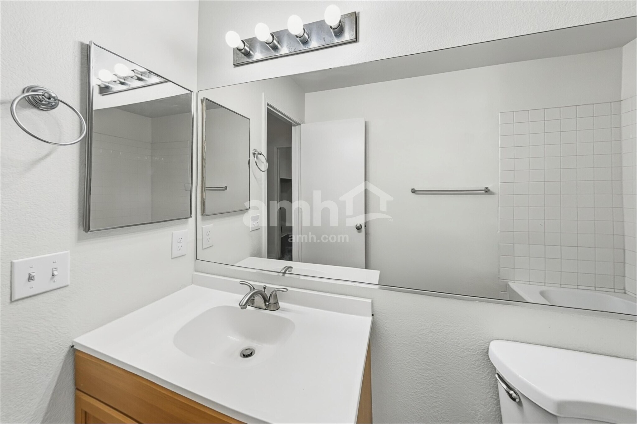 Building Photo - 222 Mariposa Way