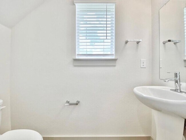 Building Photo - 1005 Winnsboro Lp