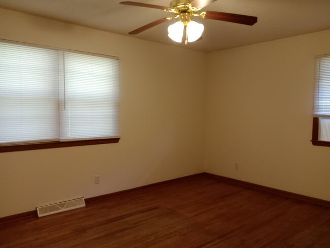 Building Photo - 609 Pennant St