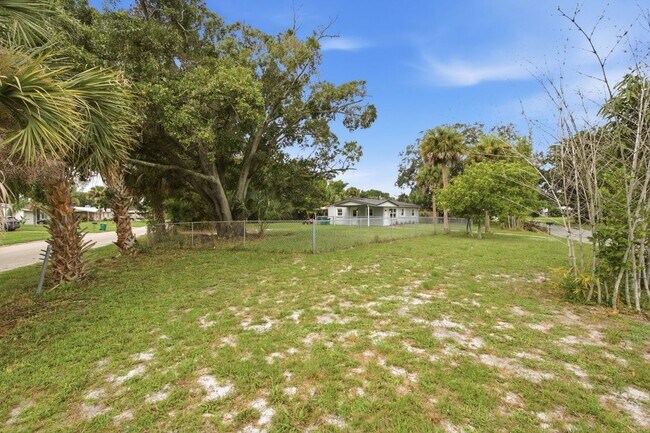 Building Photo - 2267 Robinhood Dr