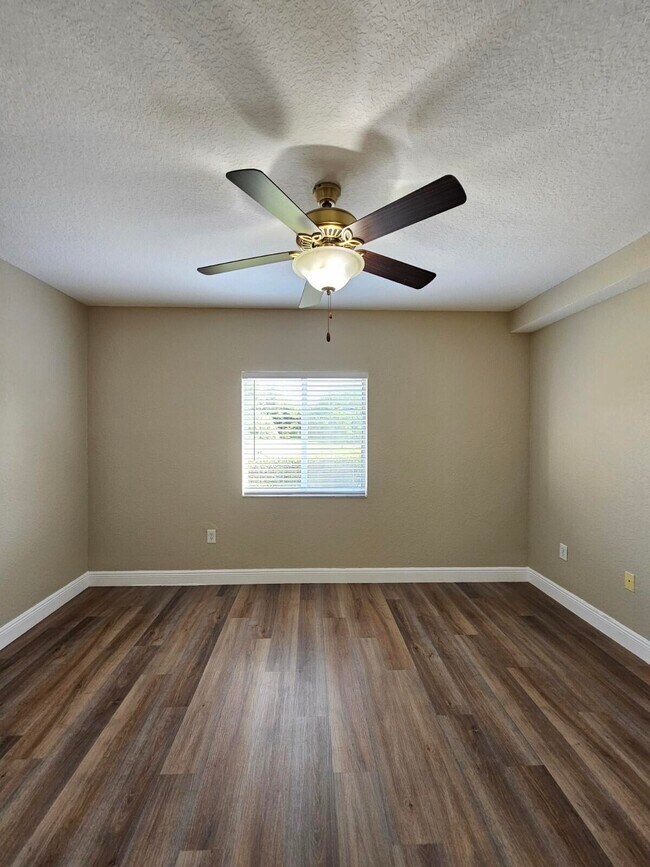 Building Photo - 1049 Golden Lakes Blvd