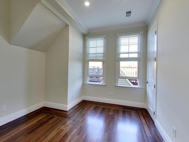 Building Photo - 1121 Green St