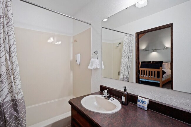 Building Photo - 5 Sandhill Ln