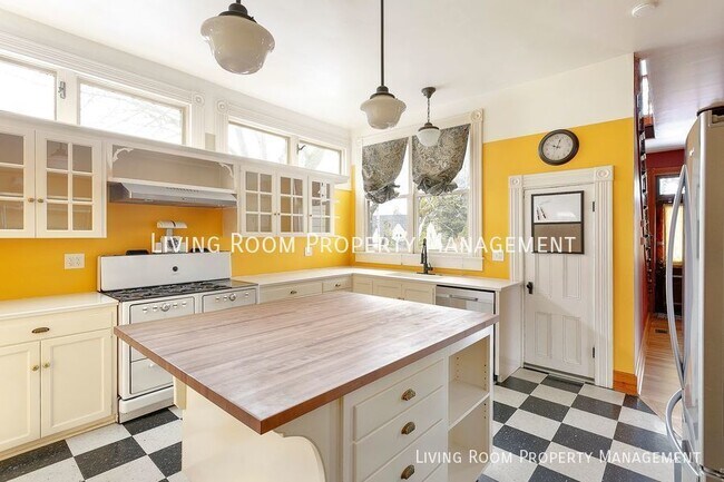 Building Photo - Historic 1886 home in Mt. Tabor with Outdo...