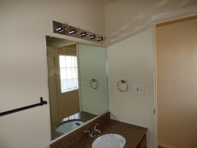 Building Photo - 6914 Autumn View Dr