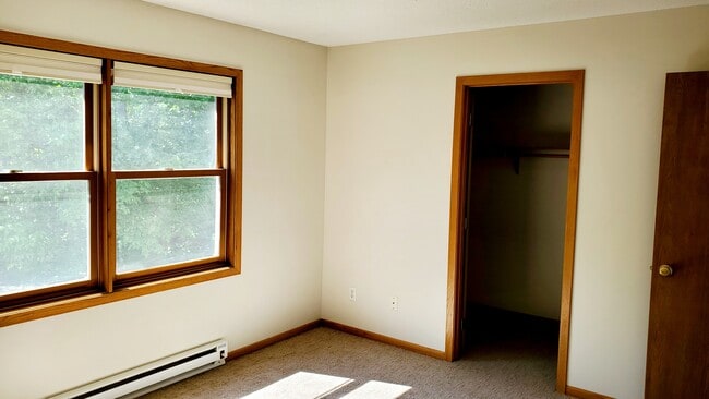 Building Photo - 325 Shorewood Cir