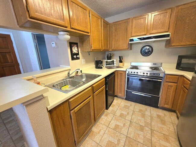 Building Photo - Condo for lease in Medical Area!