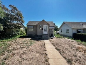 Building Photo - 2 Bed 1 Bath Available Now!