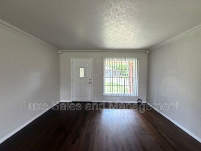 Building Photo - 221 E Kerr Dr