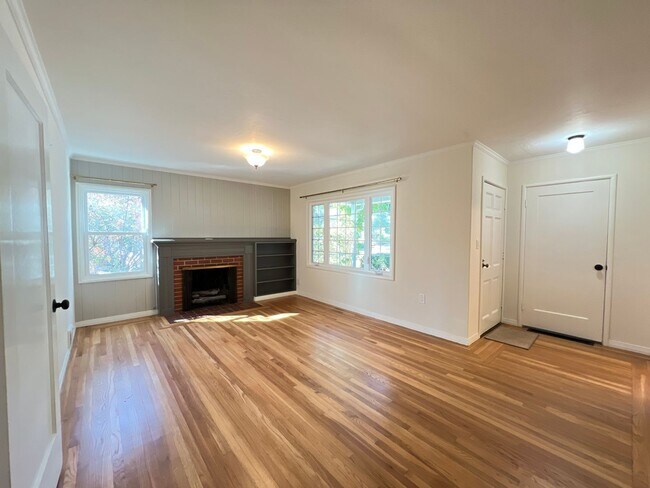 Building Photo - 2 Bedroom/1 Bath Available in Oakland!