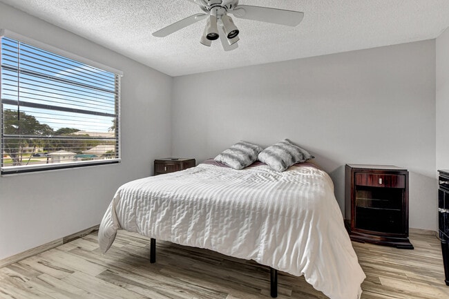 Building Photo - 6025 Balboa Cir
