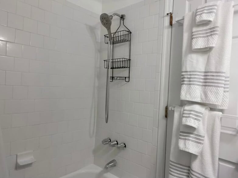 Full Bath - 215 W Taylor St