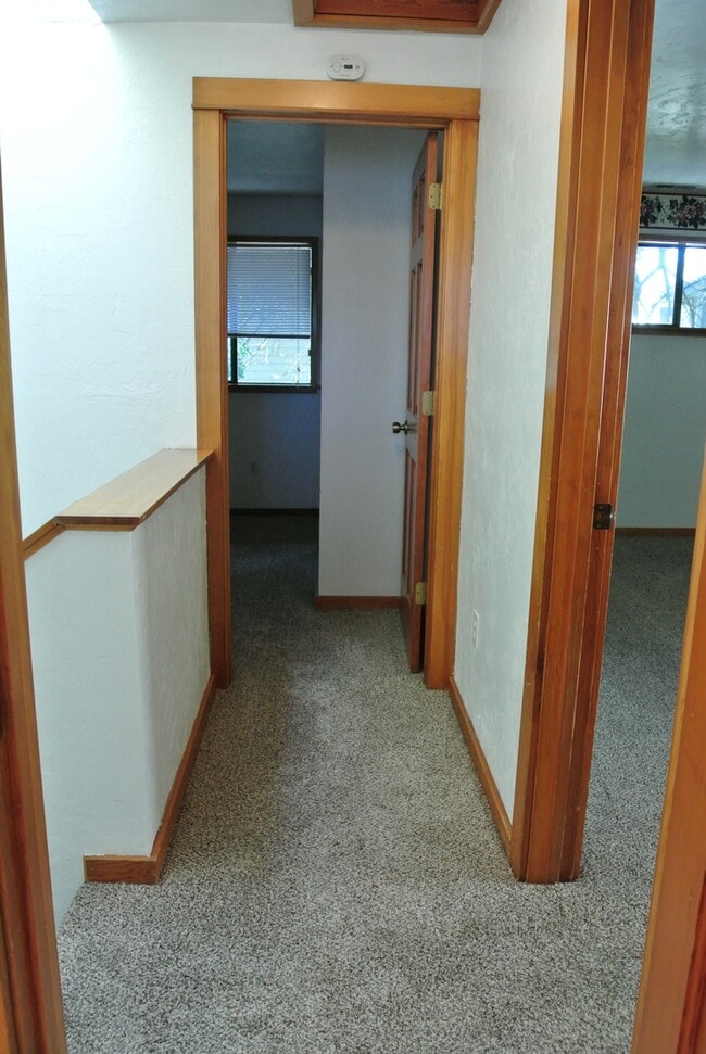 Building Photo - Roomy 2 bedroom 1.5 bathrooms