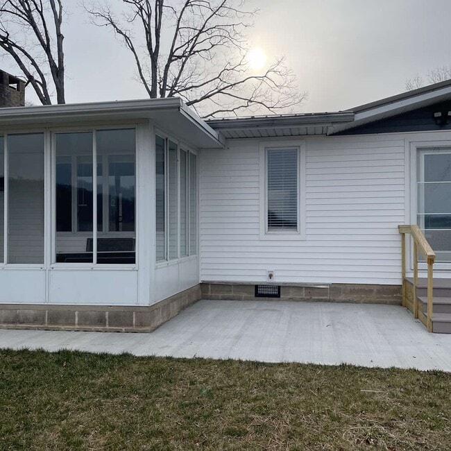 Building Photo - 2224 Oakwood Dr