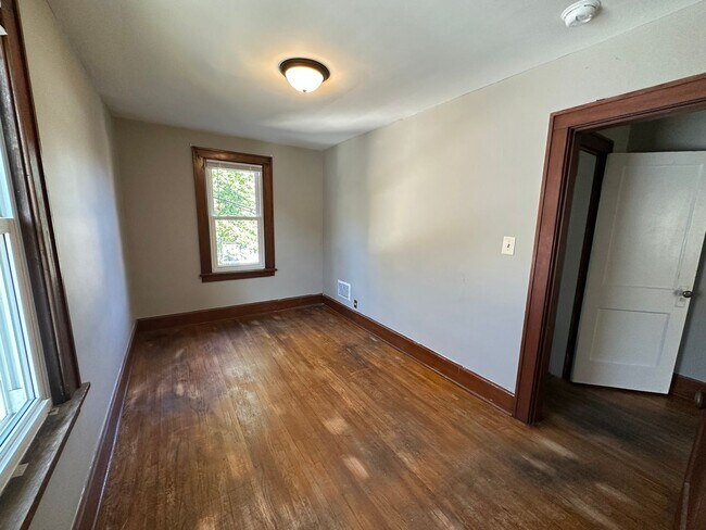 Building Photo - S Washington Ave 1041-1043 MLR