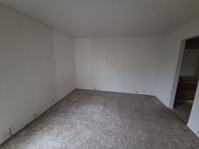 Building Photo - Cozy, Quiet Condo