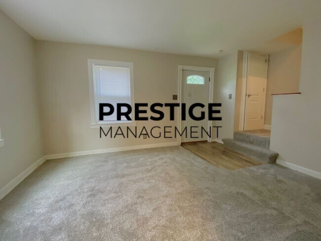 Building Photo - 2 Bed 1 Bath Town House