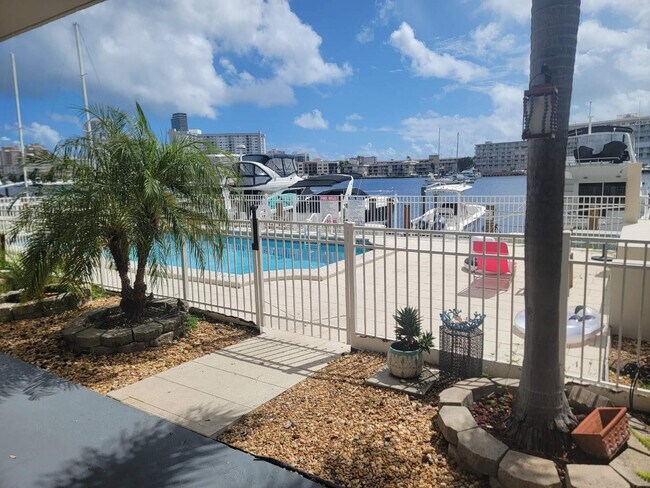 Building Photo - 2100 Diana Dr