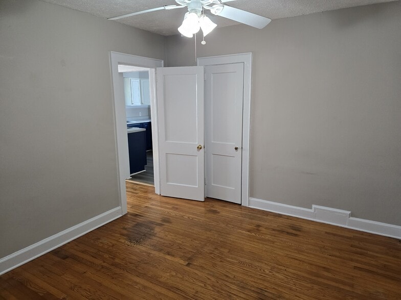 Building Photo - 4928 Oleander Dr