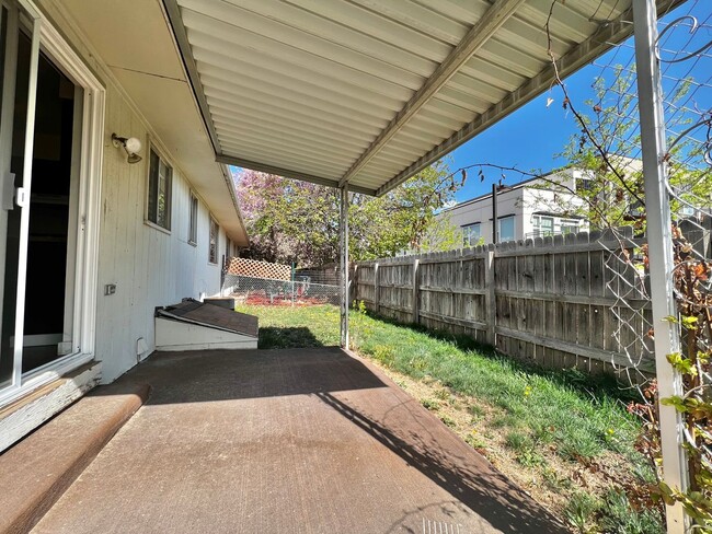 Building Photo - 2 Bedroom 1 bathroom Duplex